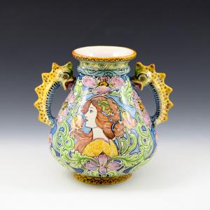 Vaso con anse a forma di cavallucci marini